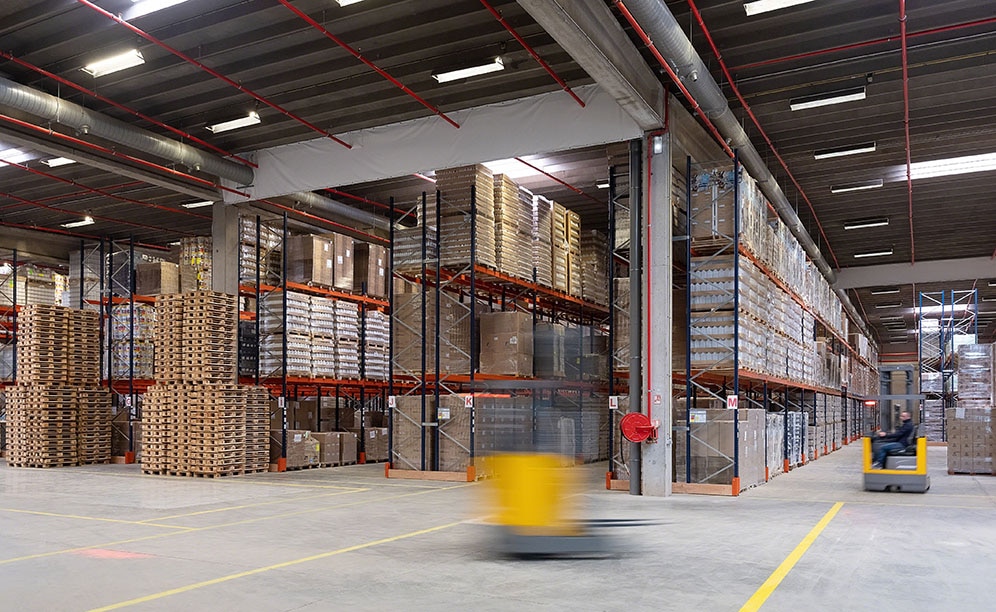 The distribution centre of logistics operator Dometrans in Lille (France) The distribution centre of logistics operator Dometrans in Lille (France)