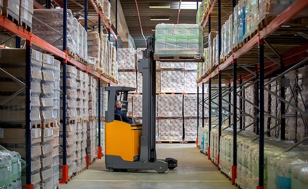 The racks stand 8 m high and provide storage capacity for 4,060 pallets The racks stand 8 m high and provide storage capacity for 4,060 pallets