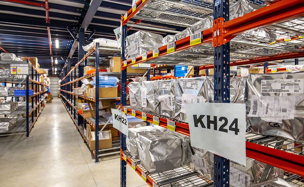 Ectra’s warehouse is sectored to meet Seveso standards Ectra’s warehouse is sectored to meet Seveso standards