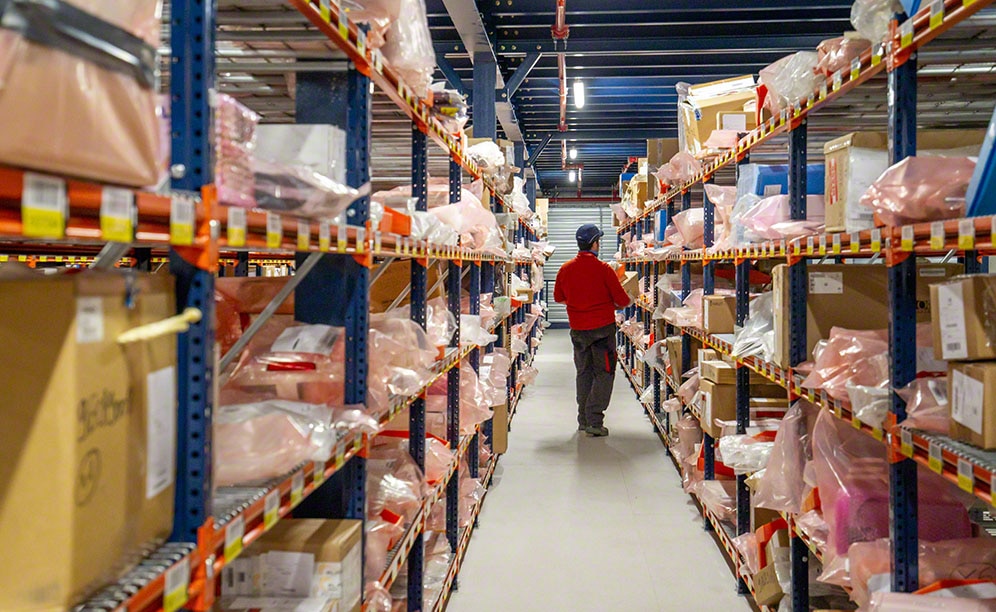 Electrical components on Ectra’s shelves for picking Electrical components on Ectra’s shelves for picking