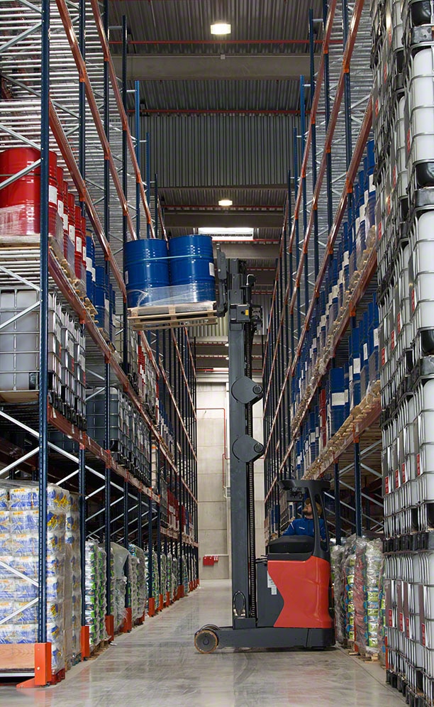 Direct access to facilitate storage and order picking tasks Direct access to facilitate storage and order picking tasks