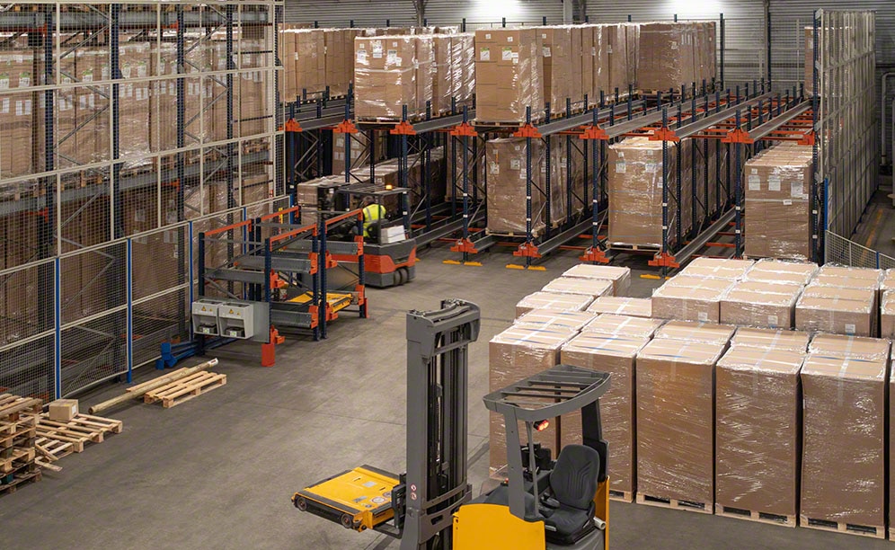 The motorised shuttle inserts and removes Trigano Jardin's products The motorised shuttle inserts and removes Trigano Jardin's products