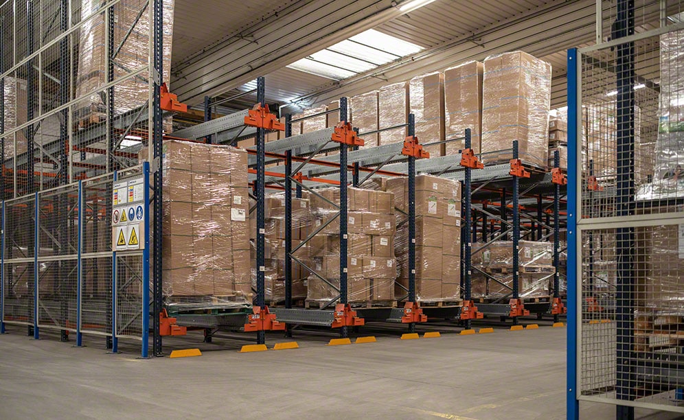 Camping materials are deposited on the racks with the Pallet Shuttle system Camping materials are deposited on the racks with the Pallet Shuttle system