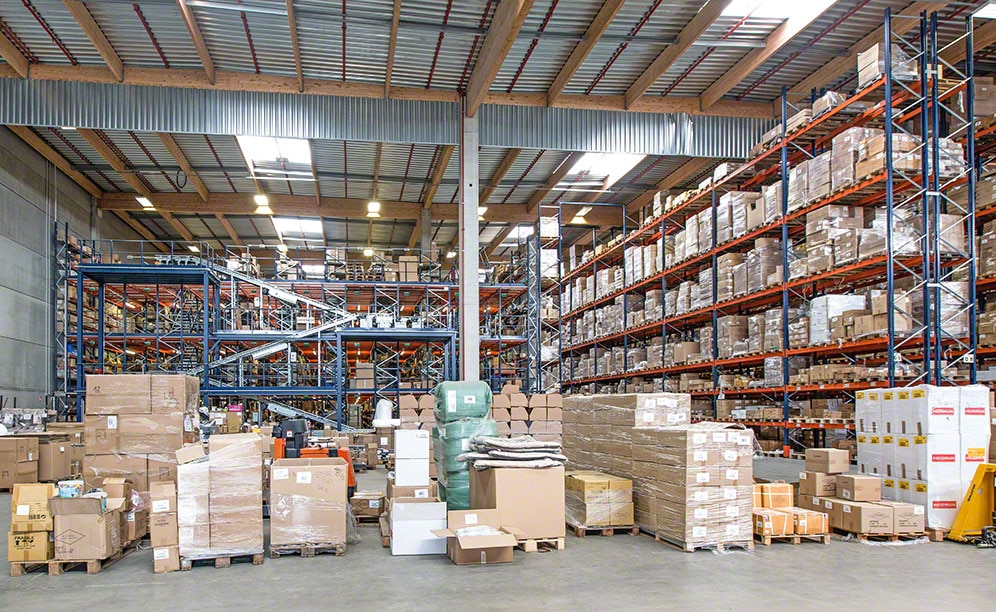 Shelving with walkways for U10's home decoration products Shelving with walkways for U10's home decoration products