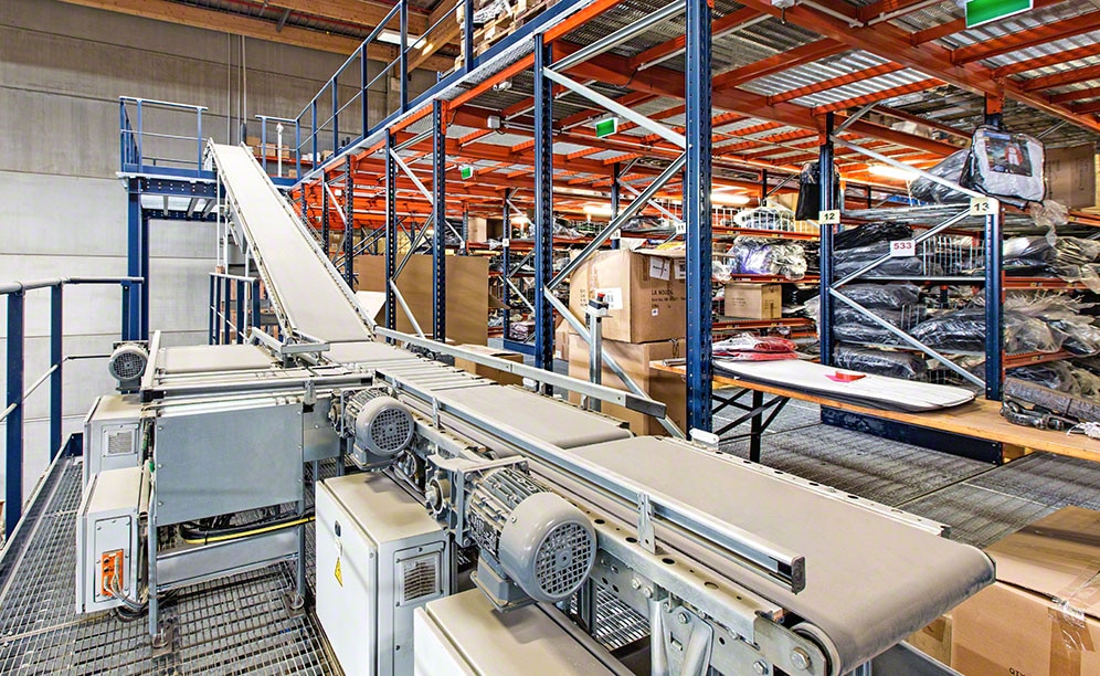 Conveyors that connect the levels of shelving with walkways Conveyors that connect the levels of shelving with walkways