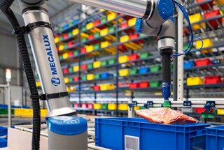 The industrial pick-and-place robot can handle bagged garments in the textile sector