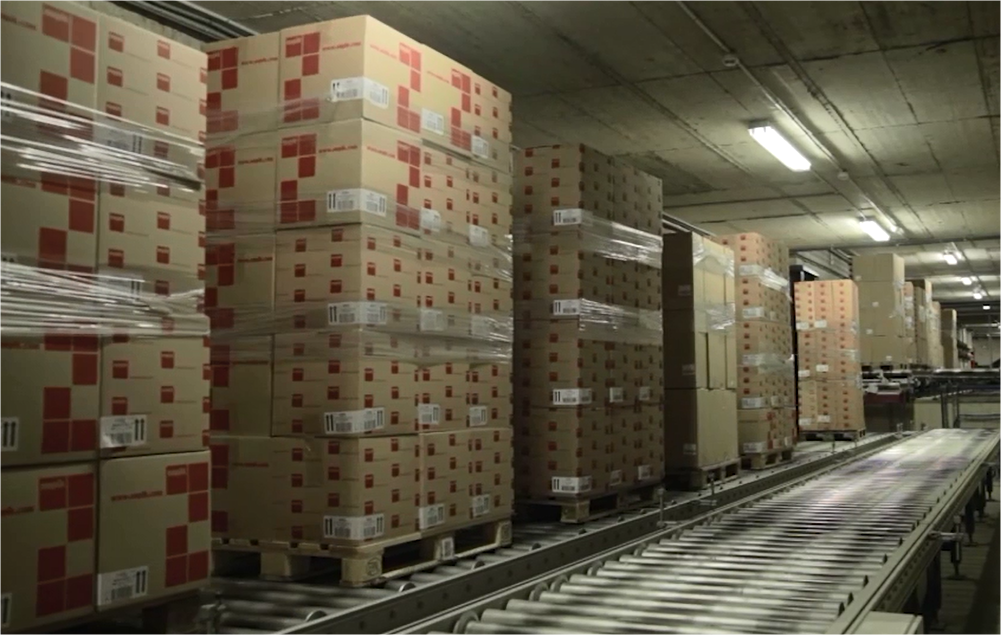 Continuous flow of goods using conveyor systems for pallets Continuous flow of goods using conveyor systems for pallets