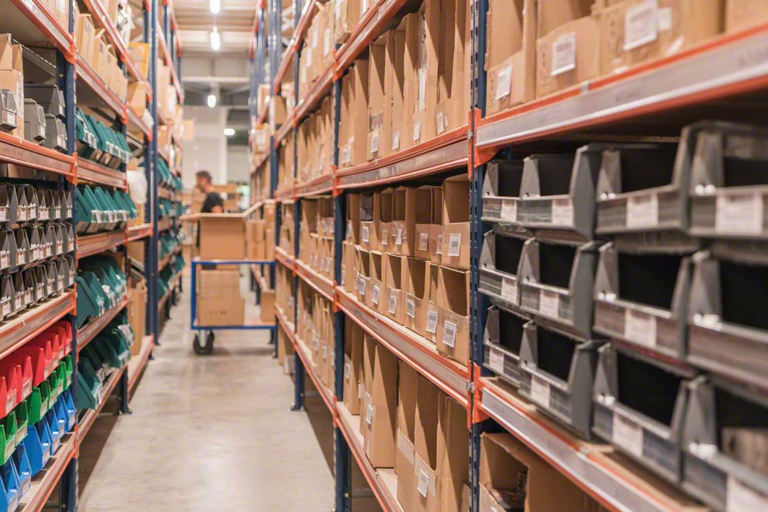 Pick-to-cart is recommended for warehouses with small products and moderate flows