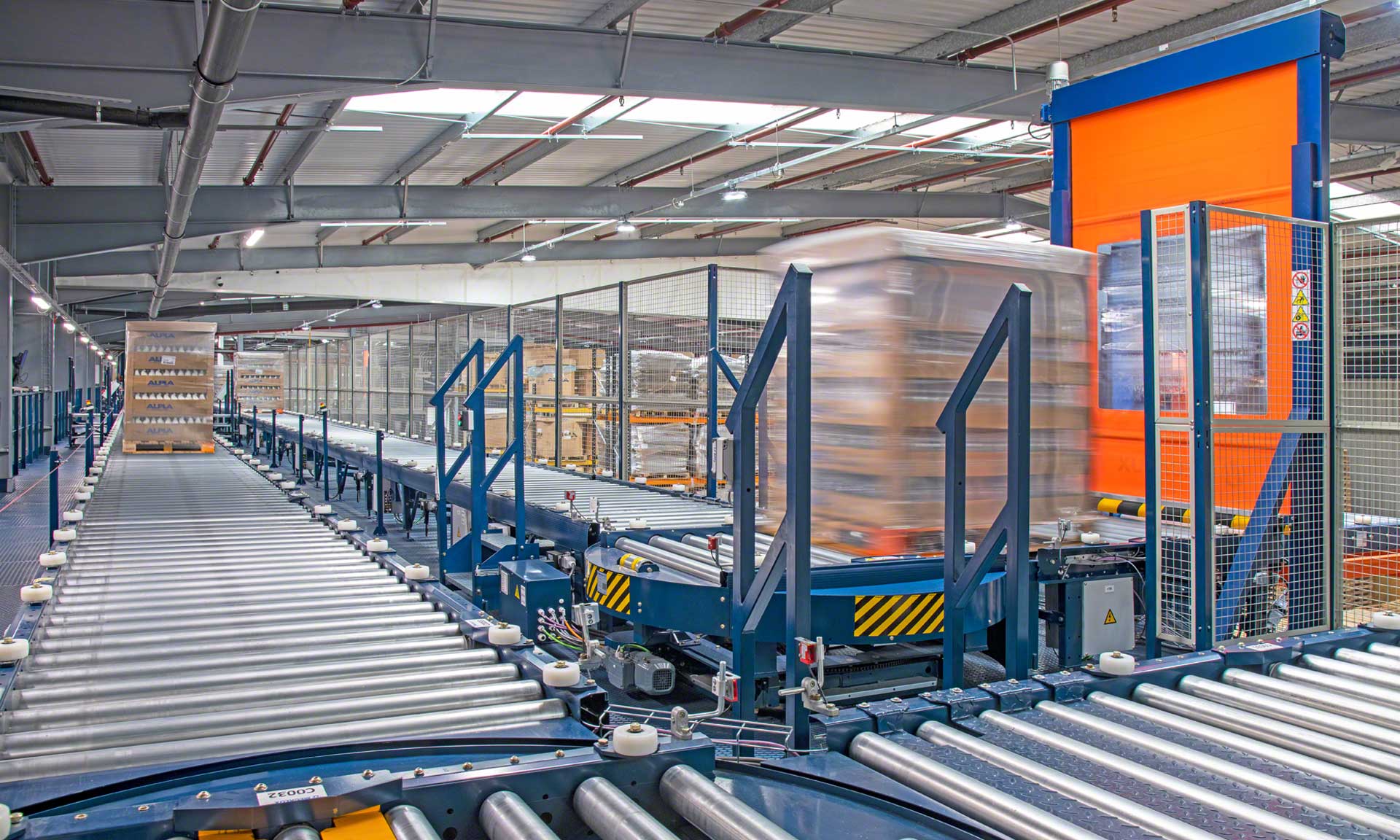 ALPLA installs an automatic conveyor system in its plant in Golborne (UK)