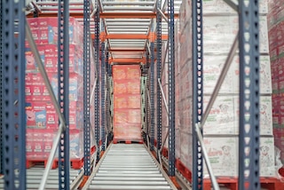 The pallets slide inside the storage channels of the pallet flow rack by gravity