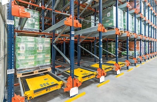 Multiple shuttle cars can work simultaneously in a Pallet Shuttle system