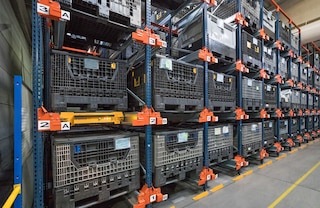 The Pallet Shuttle system can also manage other types of unit loads, such as plastic bins