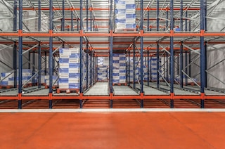 The pallet flow rack is the ideal solution for temporarily storing goods between two working areas