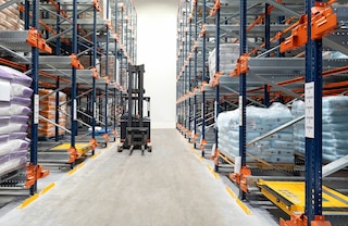 The Shuttle racking system is an ideal solution for cold-storage warehouses, as it reduces the surface area to be cooled
