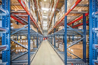 It is possible to combine selective pallet racking with pallet flow racks on the lower levels