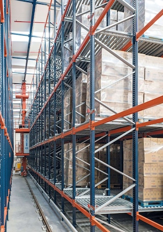 The combination of pallet flow racking and stacker cranes streamlines the storage and retrieval of goods