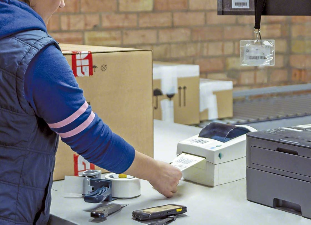 Prepared orders are finalised in the consolidation and packaging area before being sent to the dispatch zone