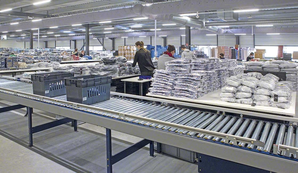 Warehouse consolidation can optimise travel through automated solutions such as box conveyors