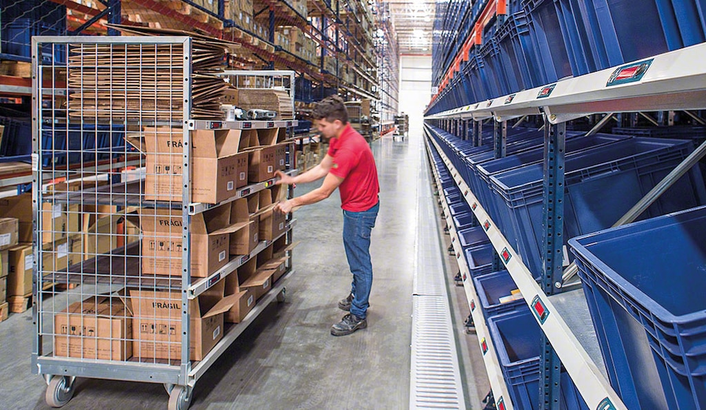 Operators follow the instructions on the put-to-light display to place the products in their corresponding boxes