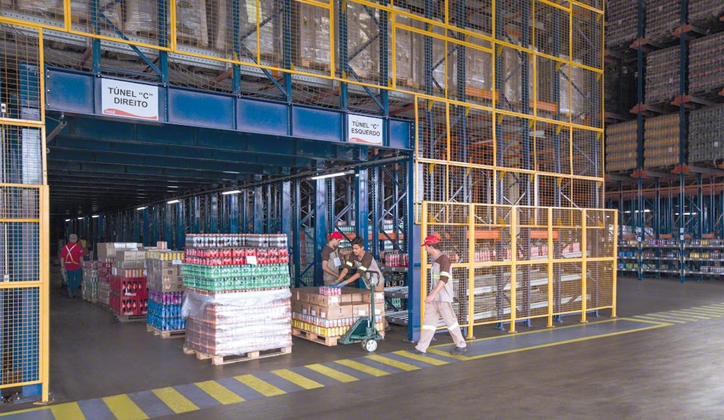 Mecalux set up a pick tunnel in the centre of Coca-Cola Refrescos Bandeirantes in Brazil