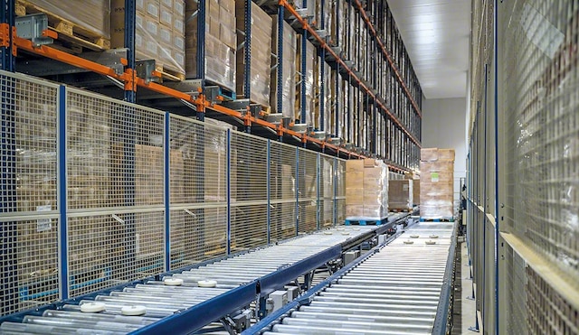 A conveyor line connects the storage zone with the picking area in HAVI’s automated warehouse