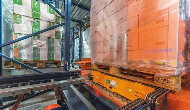 The automated Pallet Shuttle streamlines the supply of the picking lines