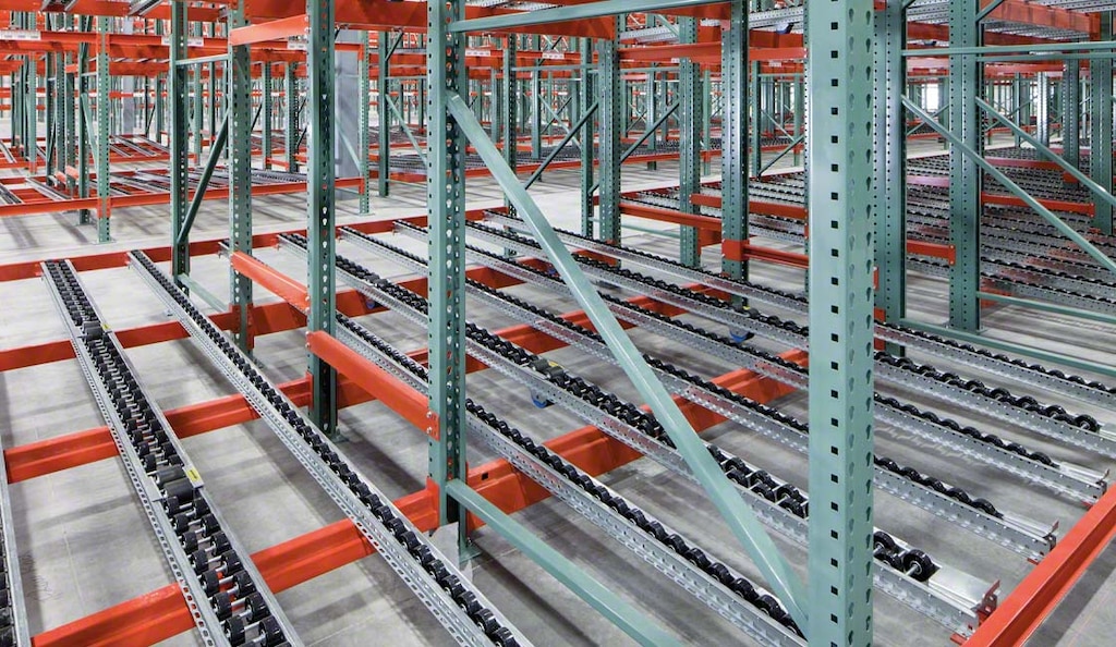 Pet Supermarket stores its perishable goods on pallet flow racking