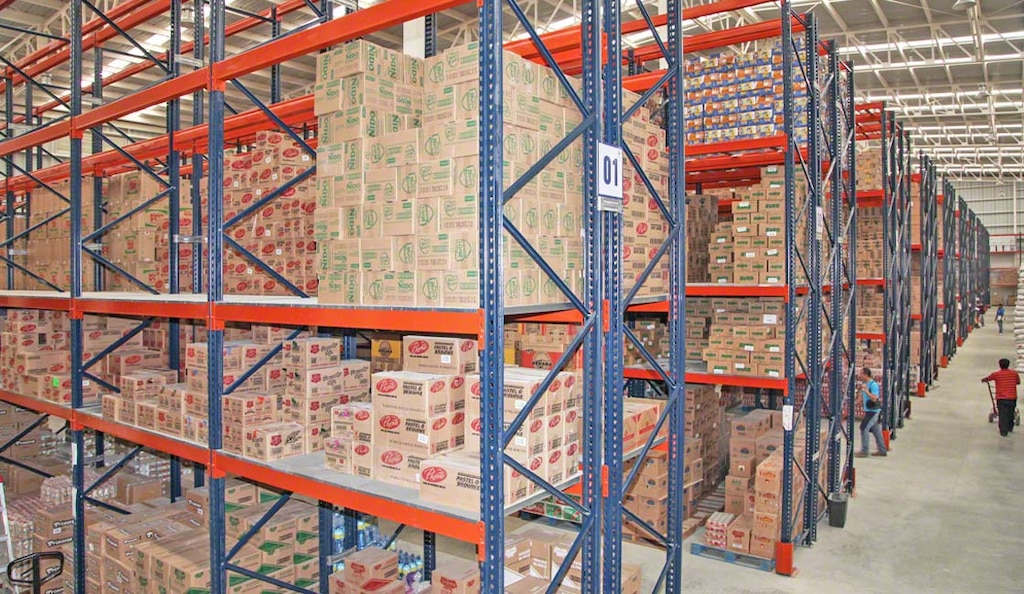 Pallet racking house the perishable goods of Abarrotes La Y Griega in Mexico