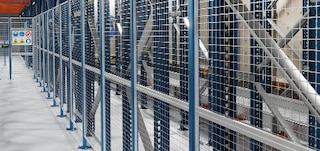 Safety partitioning marks off the 3D Pallet Shuttle’s operation area