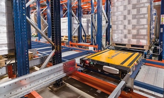 The multi-directional electric shuttle is equipped with 12 translation wheels and 10 guide wheels for smooth, agile operations