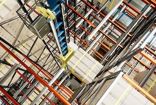 If necessary, the 3D shuttle transports the pallet to a higher level If necessary, the 3D shuttle transports the pallet to a higher level