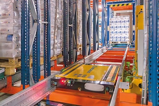 The 3D shuttle reintegrates into circulation after storing the pallet