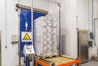 A pallet arrives at the racking block via a conveyor