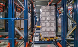 The 4-Way shuttle moves inside the storage channels with maximum stability