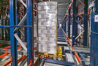The 4-Way Pallet Shuttle reaches the assigned location to store the pallet