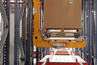 If necessary, the 4-Way shuttle transports the pallet to a higher level