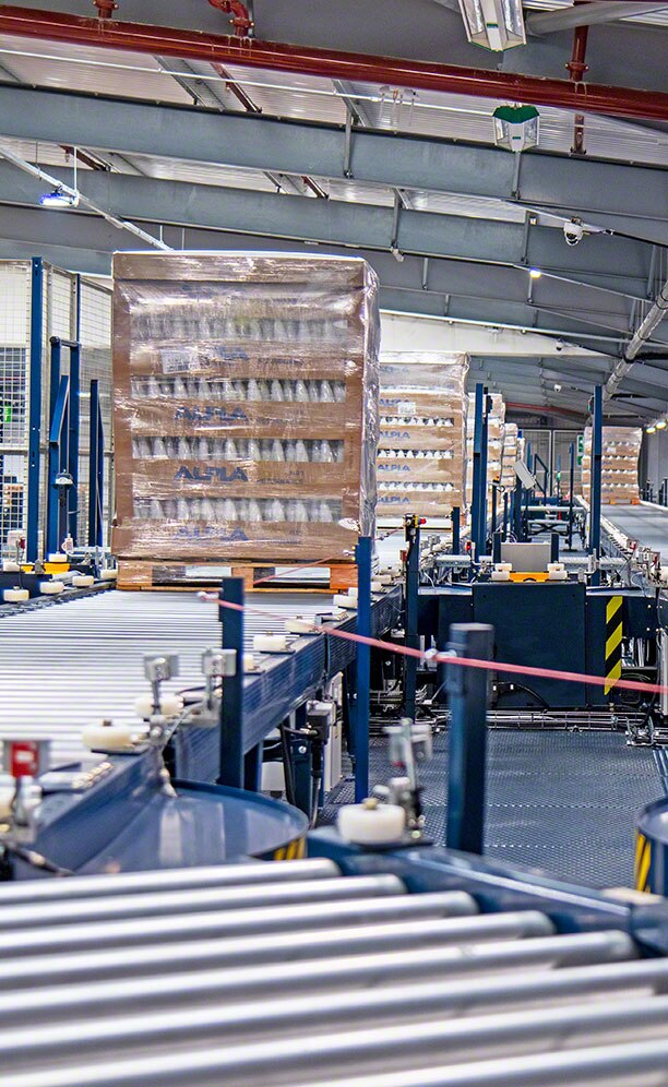 Automatic conveyors for pallets in ALPLA's logistics center Automatic conveyors for pallets in ALPLA's logistics center