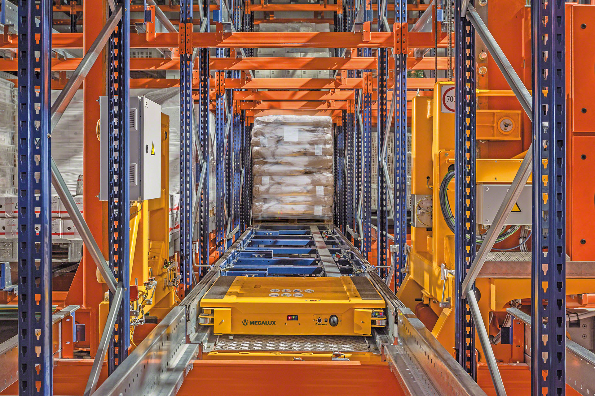 The shuttle is inserted into the storage channels to compact the pallets