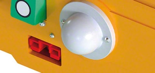 The shuttle’s antenna receives orders sent by the WMS