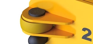 The guide wheels direct the shuttle longitudinally The guide wheels direct the shuttle longitudinally