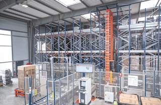 A WMS such as Mecalux’s Easy WMS oversees operations in an Automated Pallet Shuttle storage system