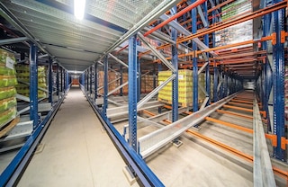 The automatic Pallet Shuttle can be configured with very deep storage channels