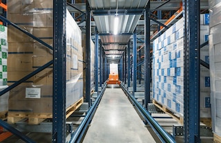 In the Pallet Shuttle system with transfer cars, a transfer car and shuttle operate on each storage level In the Pallet Shuttle system with transfer cars, a transfer car and shuttle operate on each storage level