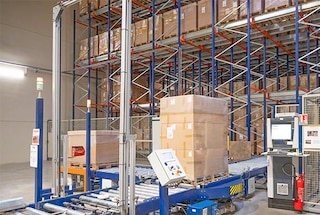 The pallet enters the storage system via a conveyor