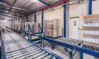 A mechanical accumulation conveyor facilitates the accumulation of multiple pallets