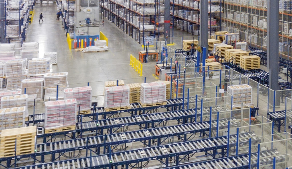 Standard American pallets support loads weighing between 900 and 1,270 kg (2,000–2,800 lb)