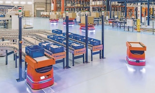 AMRs (autonomous mobile robots) are machines capable of navigating the warehouse without supervision