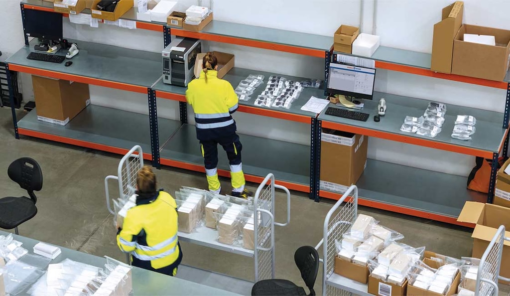 A warehouse operator oversees order fulfilment to minimise cycle time losses
