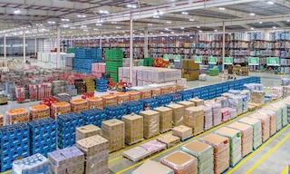 Distribution strategies: Exclusive, intensive and other examples