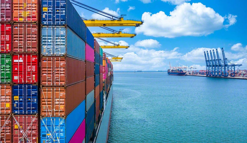 Distances, modes of transport and document management are some of the differences between international and domestic logistics